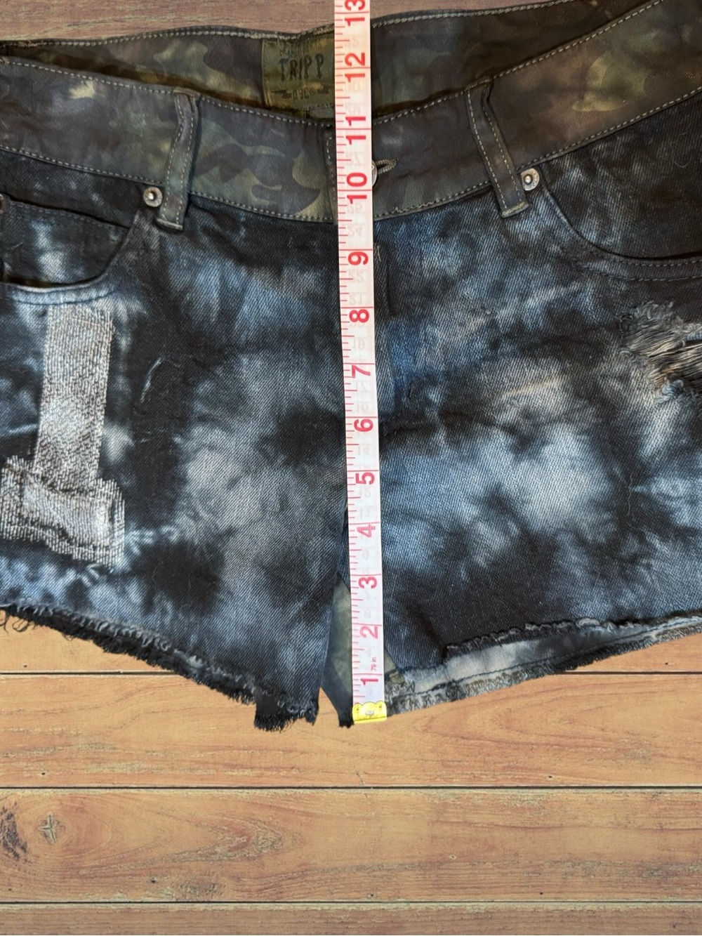 Tripp NYC Black & Blue Tie-Dye and Camouflage Deconstructed Denim Shorts 25 NWT - Picture 3 of 13